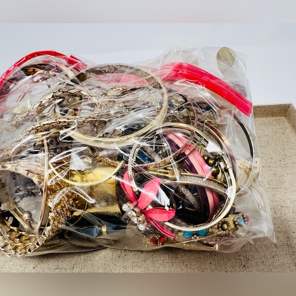 Vintage & Modern Gold Tone Mixed Metals Wearable  Bracelet Jewelry Lot 2lbs - Picture 2 of 13